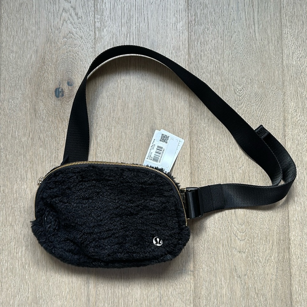 NWT everywhere belt bag fleece black/gold 1L lululemon